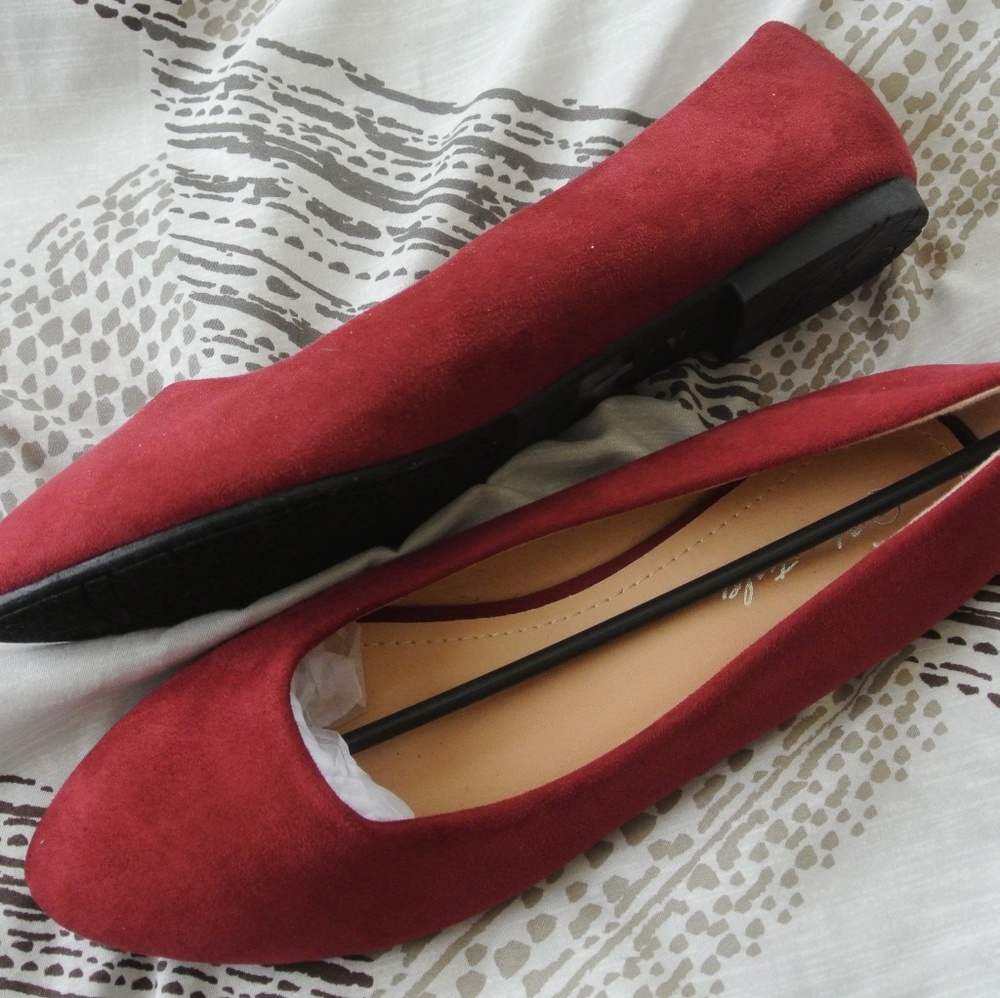 ⬇️$13 Burgundy suede flats